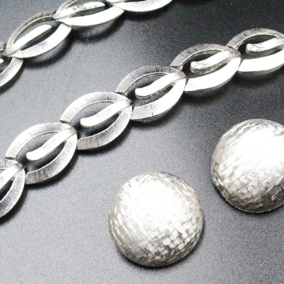 Monet Signed Designer High End Silver Tone Textured Brushed Necklace Set - Picture 6 of 10